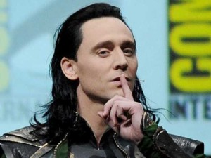 fans-went-wild-when-tom-hiddleston-showed-up-as-avengers-villain-loki-at-comic-con