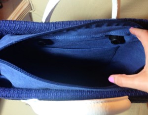 L'interno della borsa o bag: sacca in canvas blu e bordo blu