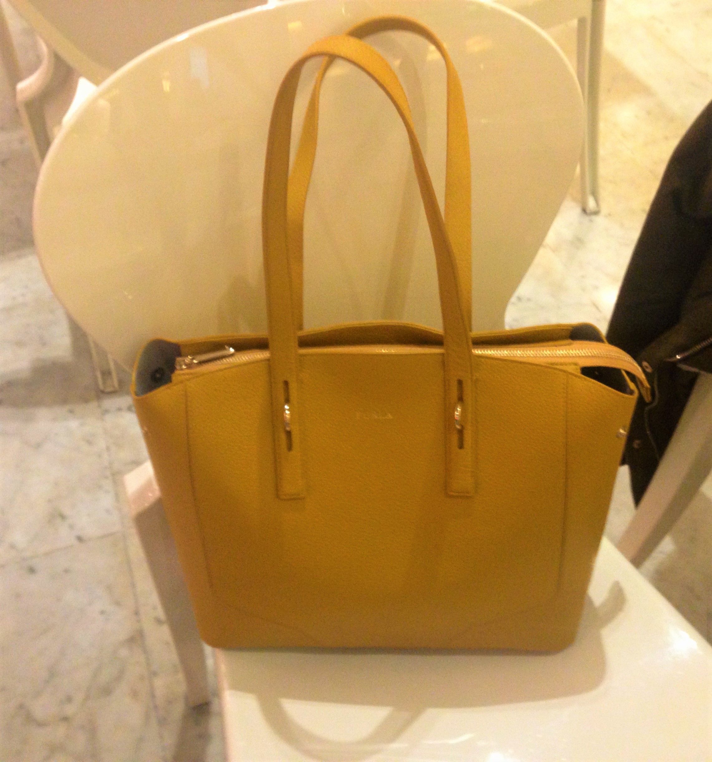 Yellow is the new black - outlet di Furla